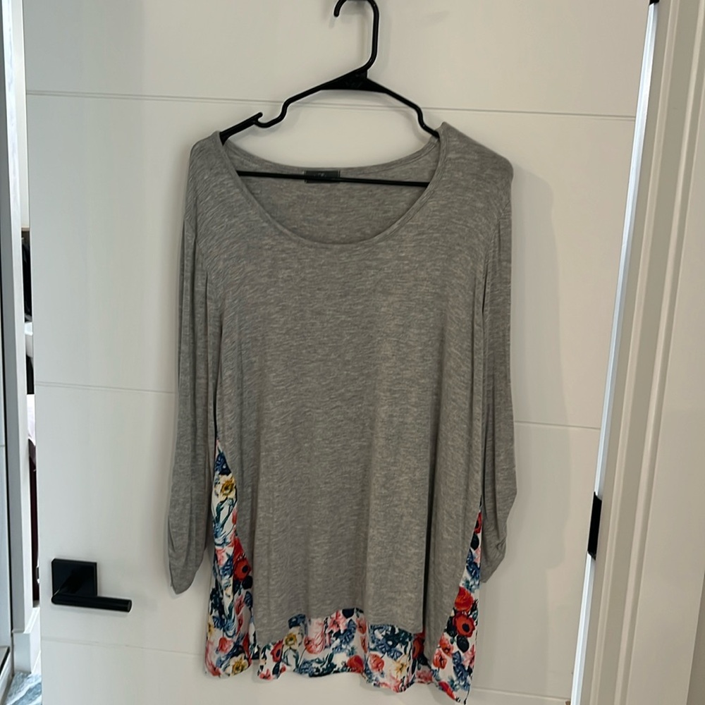 Cute 3/4 long sleeve grey on front and flower pattern on back